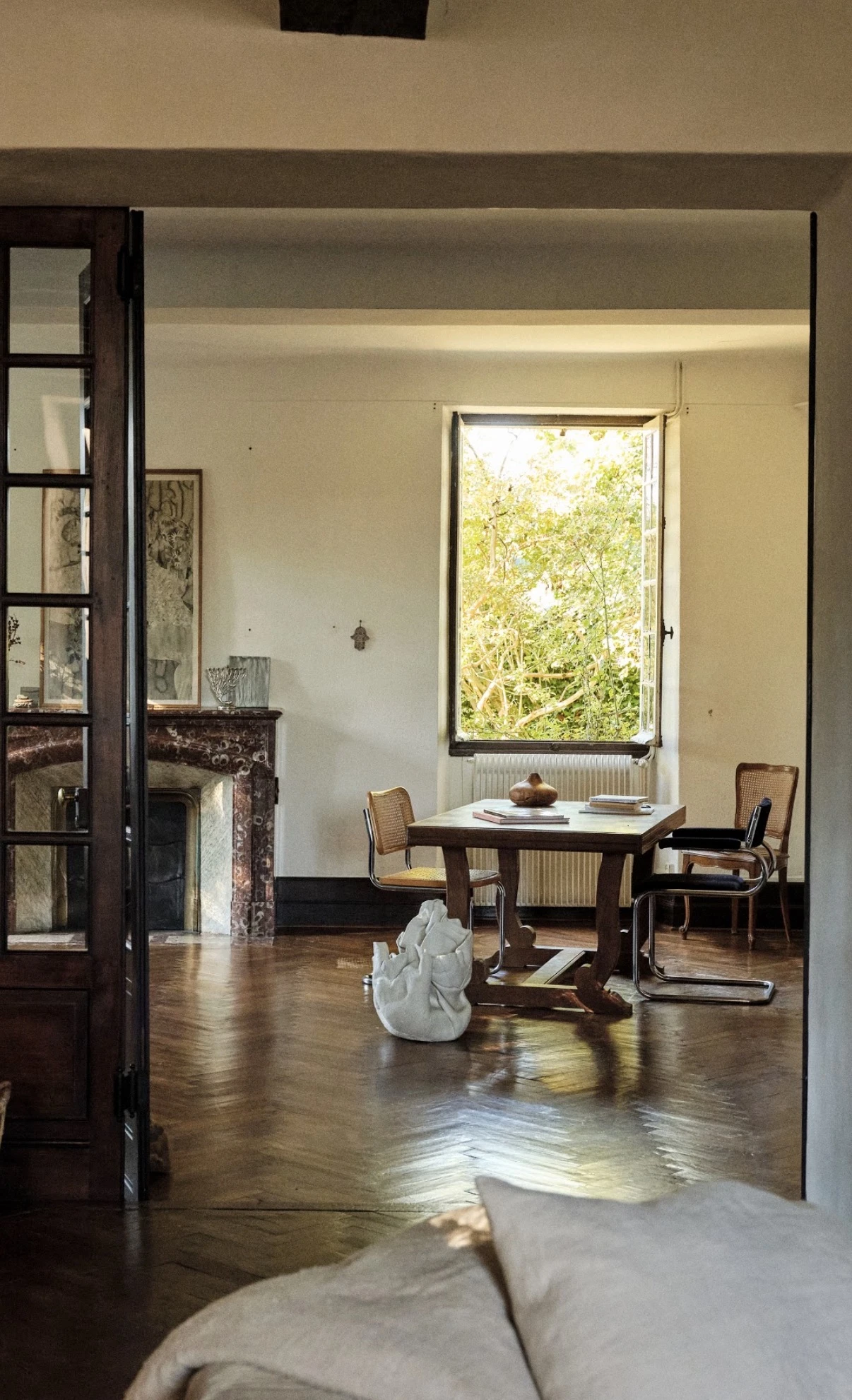 Ceramic sculpture placed on the floor of a room at Casa Satiō