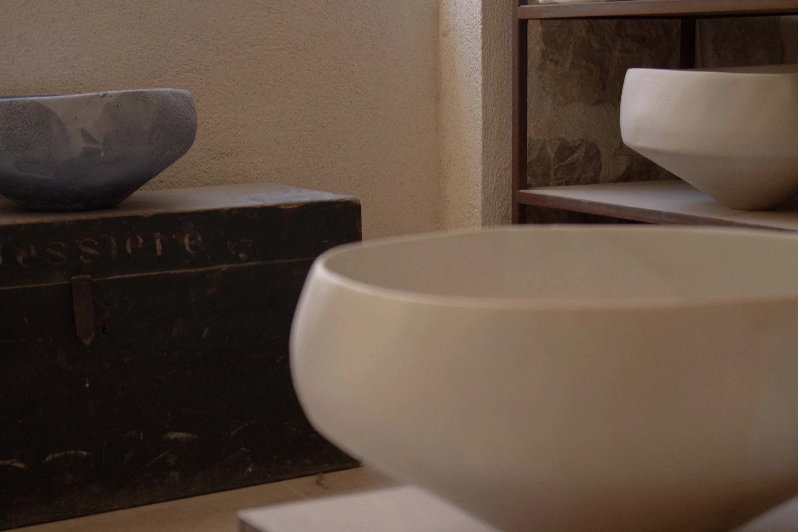 Mounia Guenatri Working With Clay Hands - Mounia Guenatri: Céramiste in Nice | Repose Archive