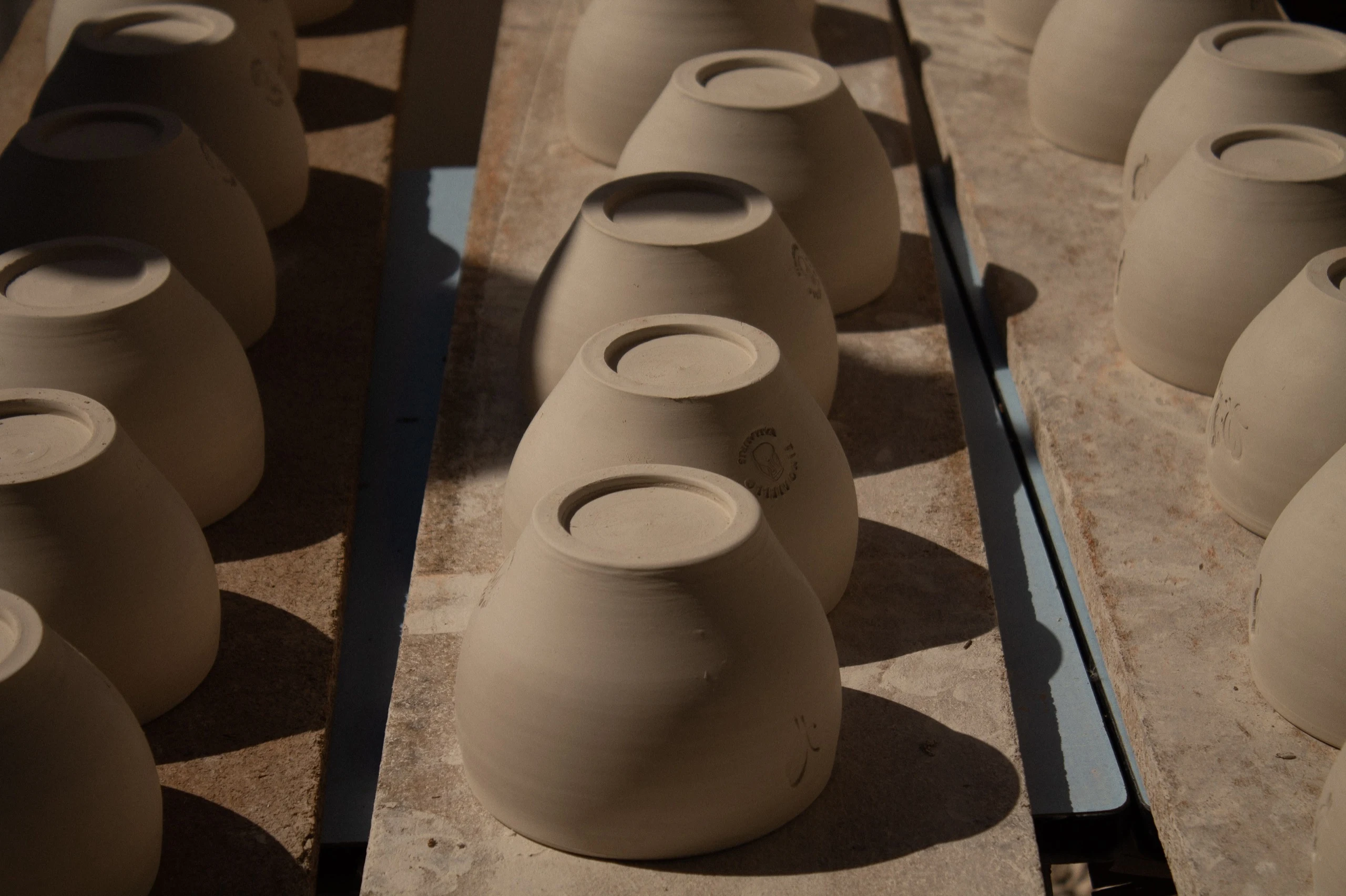 Rounded Ceramic Pieces Tino Aiello - Tino Aiello: Artisan céramiste, Vallauris | Repose Archive
