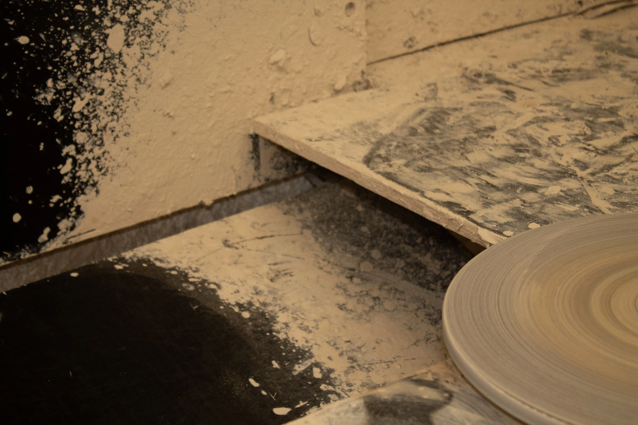 Tino Aiello Clay Pottery Process - Tino Aiello: Artisan céramiste, Vallauris | Repose Archive